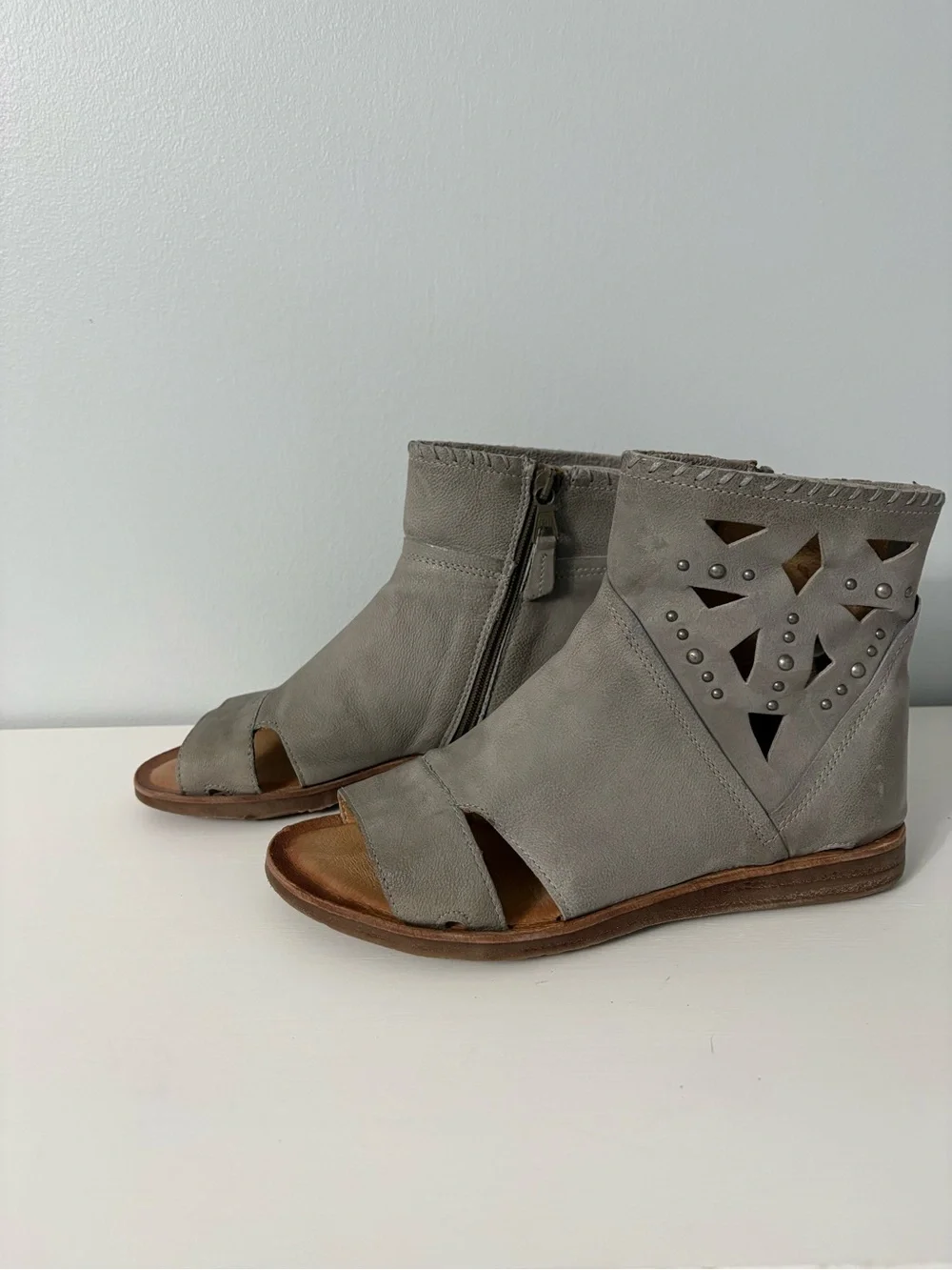 Miz Mooz Fletcher Glacier Grey Studded Boho Leather Flat Gladiator Sandals 38